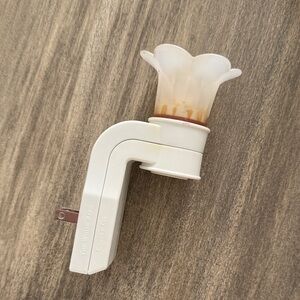 White Barn Floral Wallflower Plug-In